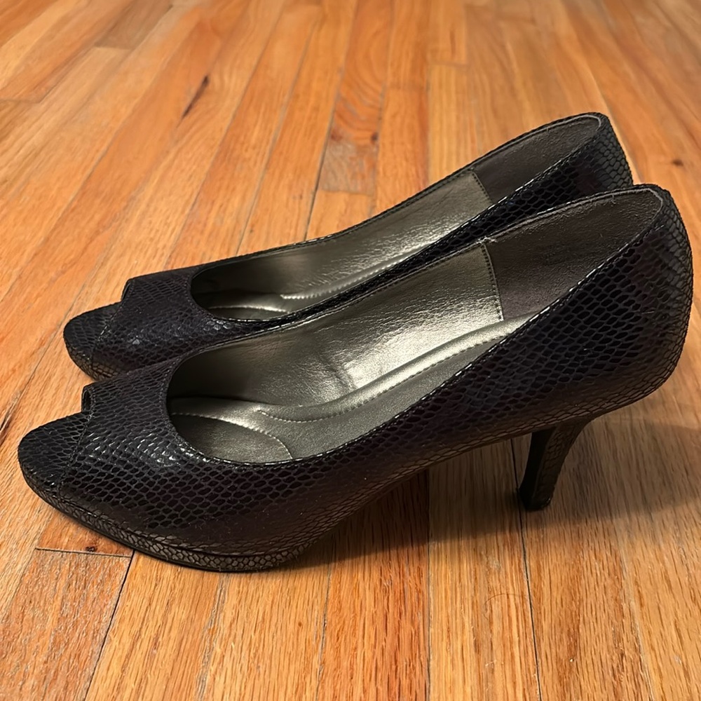 Kelly & Katie Black Snakeskin Pumps